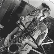 Soy Belga, viviendo en Cadiz, mis estudios era Musico (voz y saxofon), tecnico de sonido y produccion y hablo 4 idiomas.